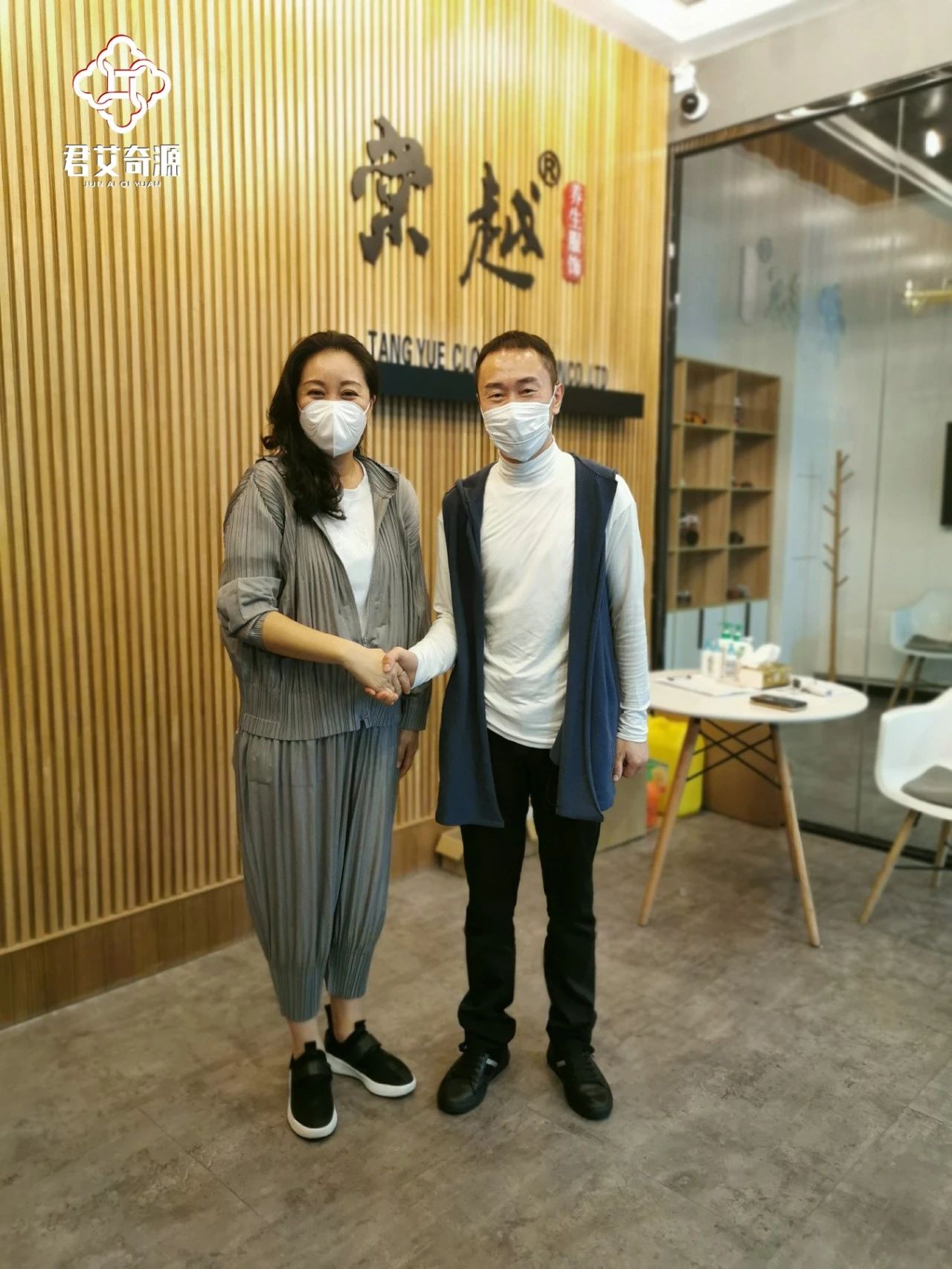 君艾奇源董事长孙君先生探访棠越服饰助推供应商复工复产先行