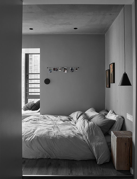 卧室的面积十分狭小,墙面采用灰色乳胶漆来装饰,看起来显得特别有质感