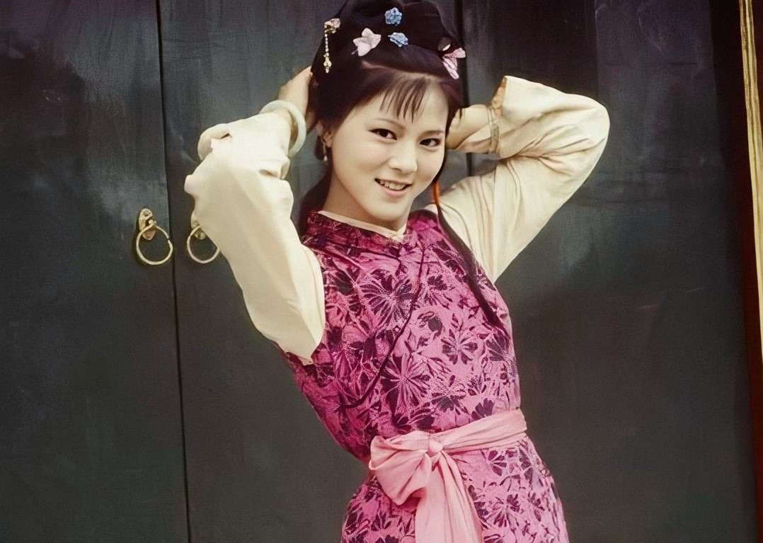 红楼梦里,四个女孩用同样的方式,表达对宝玉的爱意_袭人