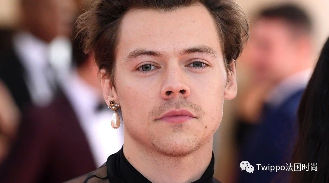 之前在met gala上戴珍珠耳环的,也是他他是英国歌手harry styles,中国
