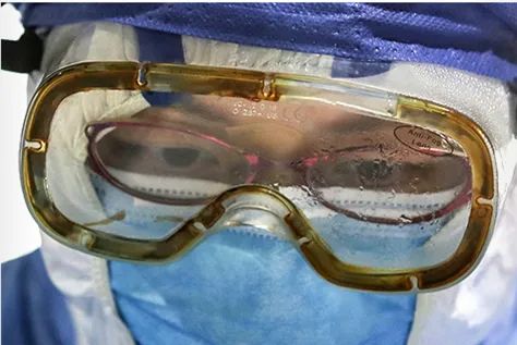 2月18日15:43,武汉同济医院光谷院区,一名护士的护目镜上泛起了水雾