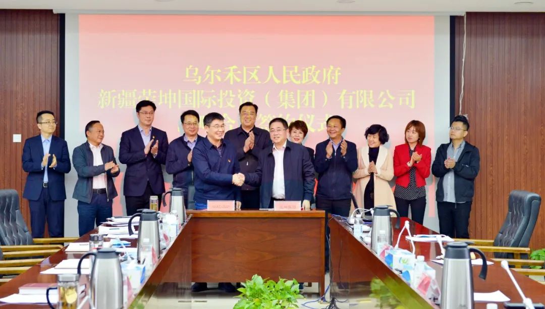 乌尔禾区委书记薛宏舜,区委副书记,区长刘新;新疆荣坤国际投资(集团)