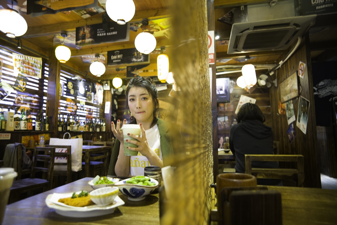 1/ 12 卫莱 卫莱新写真 卫莱写真文艺复古 卫莱表现力十足 卫莱阔腿裤