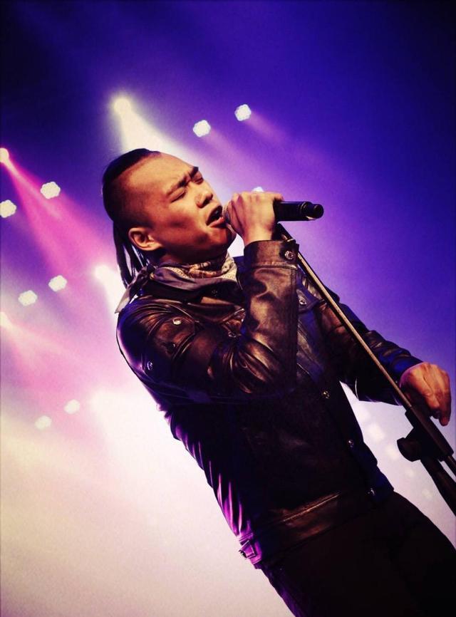 耿斯汉是《中国好声音第三季》汪峰组四强,90后中少有的粗犷摇滚嗓,曾