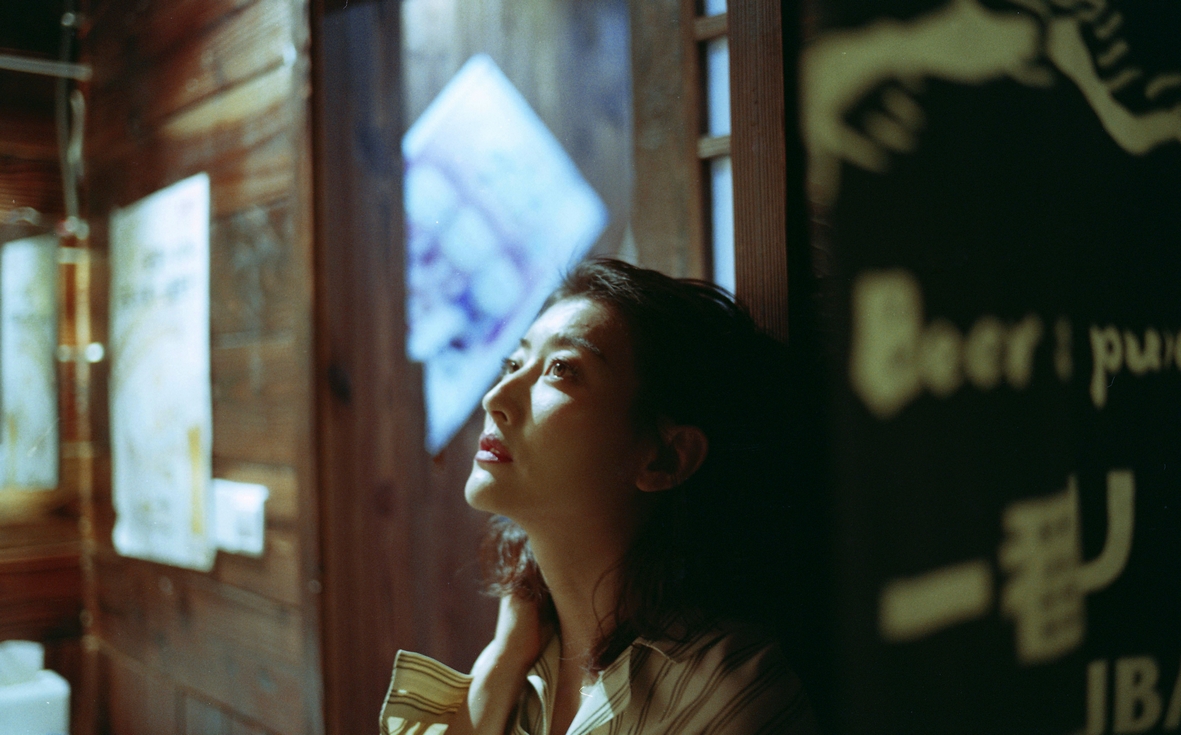 1/ 12 卫莱 卫莱新写真 卫莱写真文艺复古 卫莱表现力十足 卫莱阔腿裤