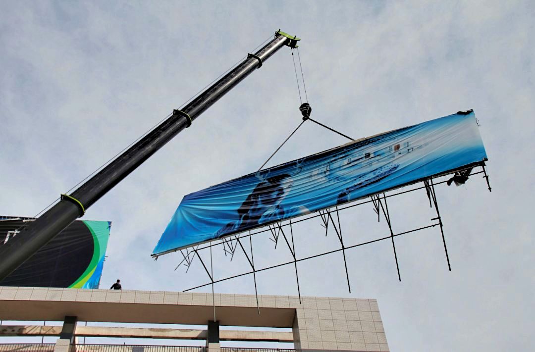 【周庄发布】连续"作战"15个小时 我镇这里的大型高空广告牌拆了