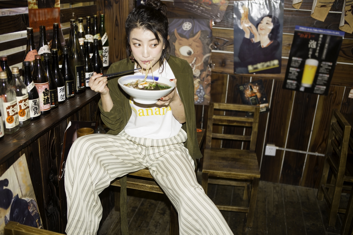 1/ 12 卫莱 卫莱新写真 卫莱写真文艺复古 卫莱表现力十足 卫莱阔腿裤