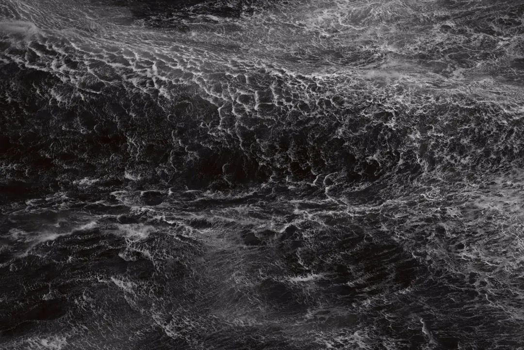 面朝大海,他记录下巨浪之美!