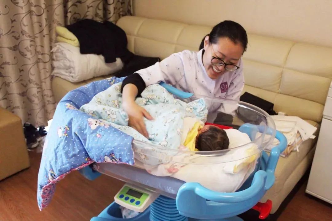 一支属于自己的月嫂团队,定期组织培训,以科学的方式照顾妈妈和宝宝