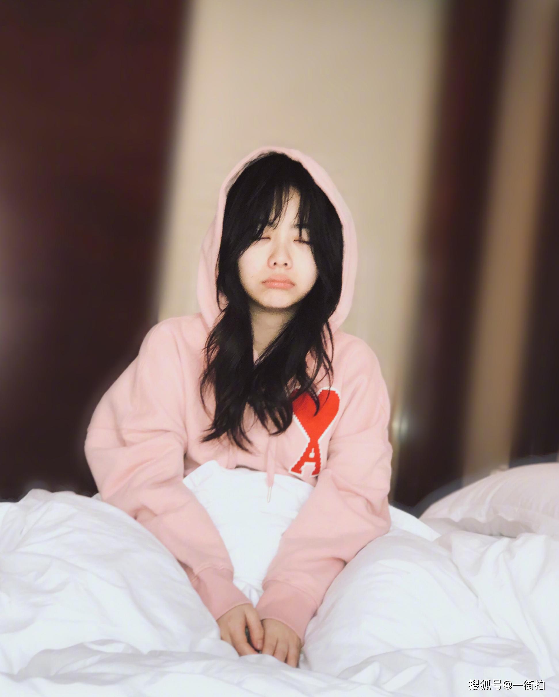 谭松韵晒起床照,穿粉衣素颜出镜,睡眼惺忪像小女孩