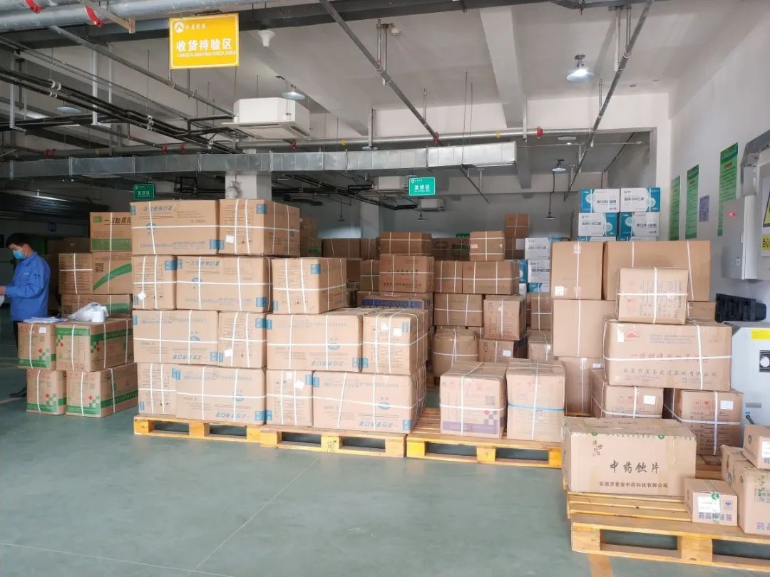 坐火车乘飞机16万多只口罩从南昌发往海外