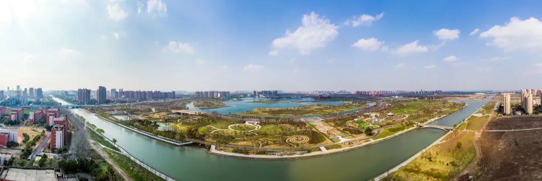 不远处,浦南运河与金汇港构成十字水街,河道生态脉络与滨水公共空间有