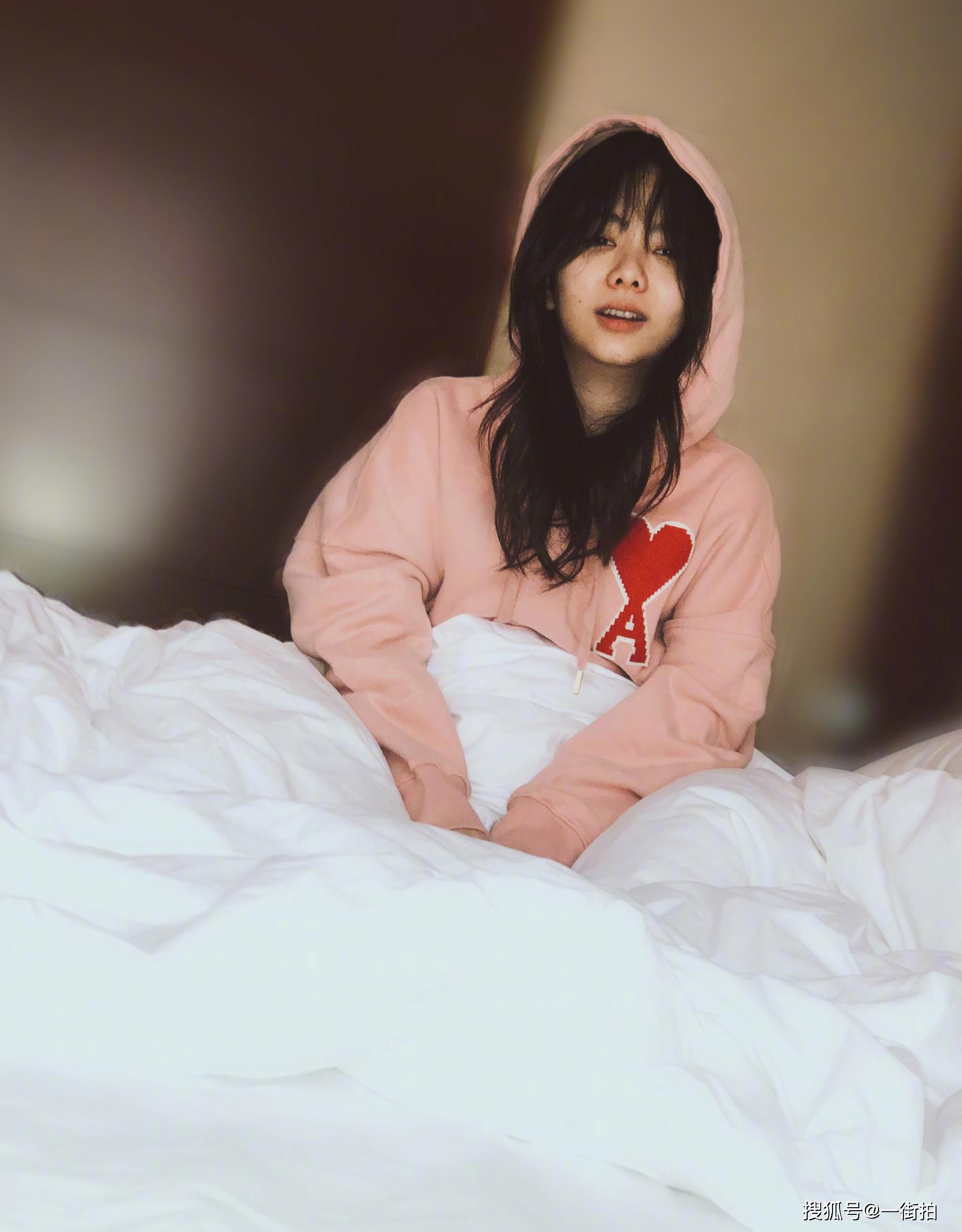 谭松韵晒起床照,穿粉衣素颜出镜,睡眼惺忪像小女孩