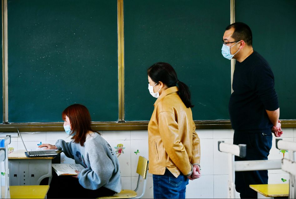 骆小俊专题调研我市中小学线上教学工作