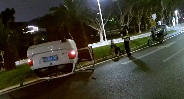 女子开车被宝马撞飞180度仰翻!交警却说她要负全责