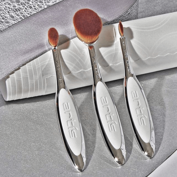 别样彩妆化妆台上的西洋古董artis彩妆刷