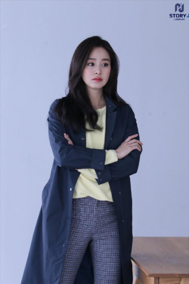 "天然美女"金泰熙,身材姣好气质优雅,39岁看着像20岁_双腿