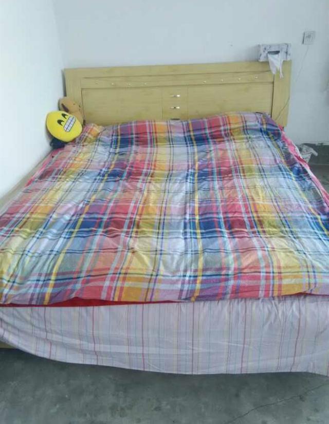 我家房子是很多年前爸妈自己盖的,装修极其简陋,也没有什么家具家电