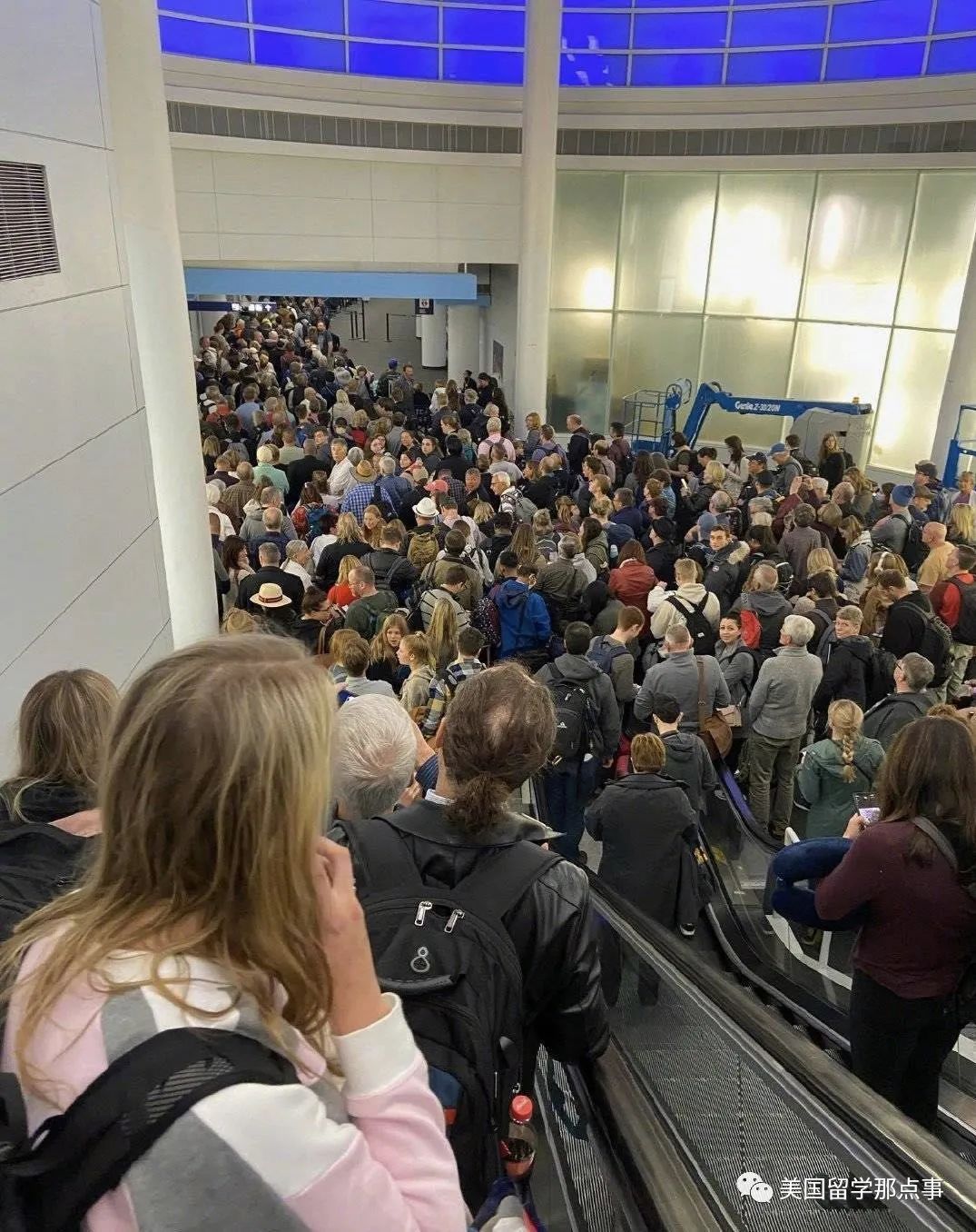 美国机场图,大部分人都没戴口罩