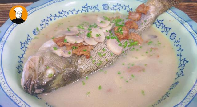 鲈鱼别只会清蒸了,教你不一样的吃法,咸香鲜美,没有一点腥味!_白蘑菇