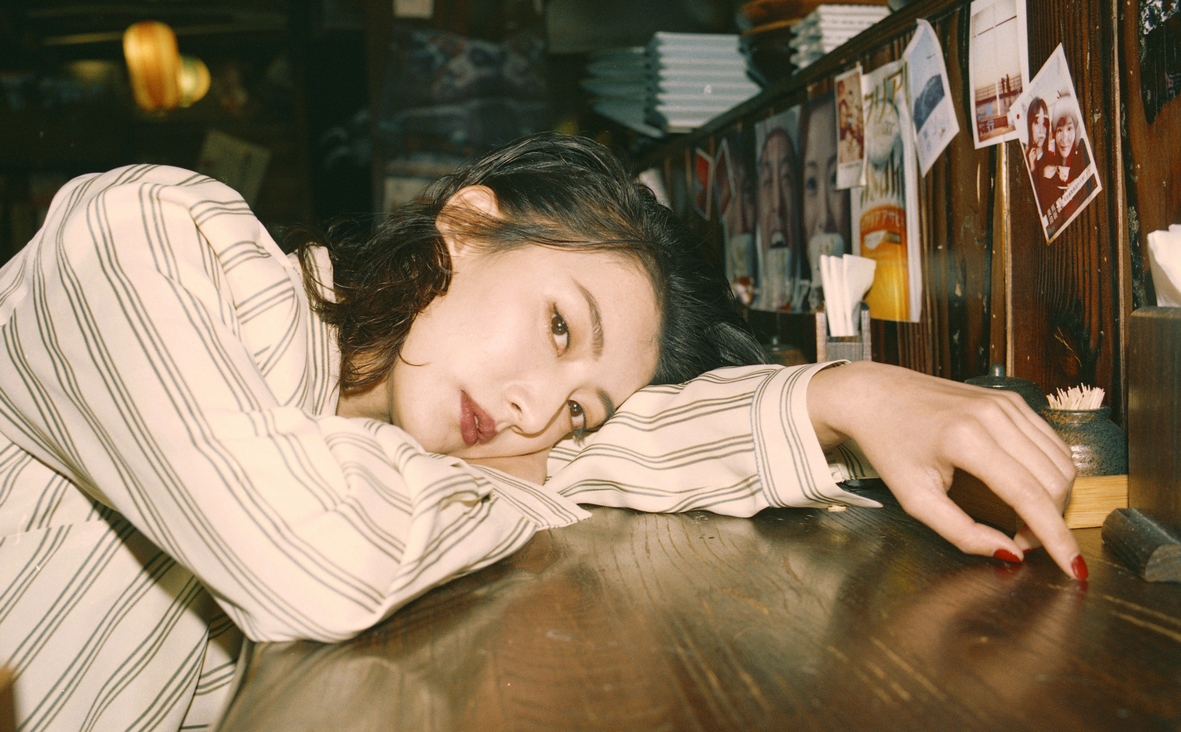 1/ 12 卫莱 卫莱新写真 卫莱写真文艺复古 卫莱表现力十足 卫莱阔腿裤