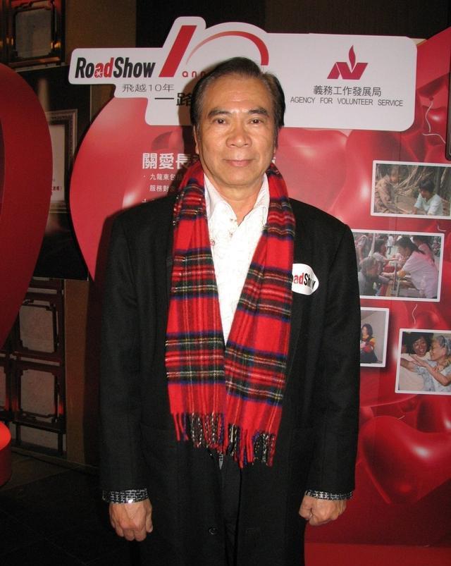 原创68岁tvb绿叶李龙基携女伴出席婚宴促膝交谈被误会为父女颇尴尬