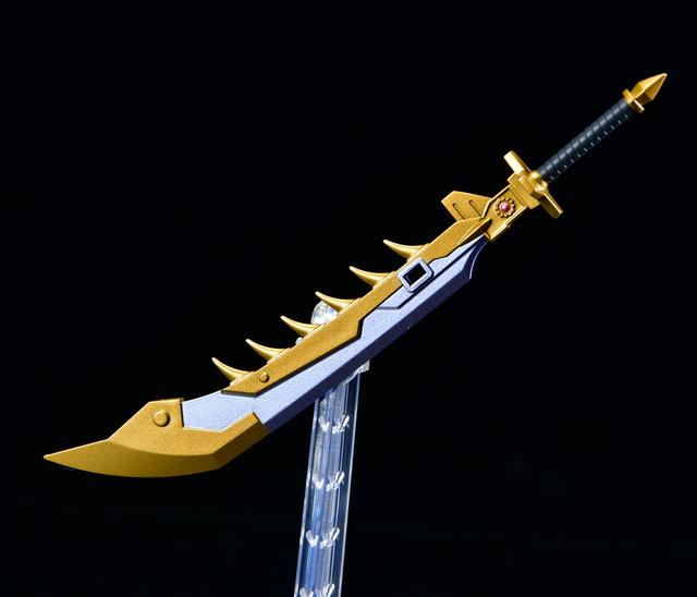 作为本款曹操的唯一武器 炎骨刀 整体细节刻画还算不错 刀背上的尖刺