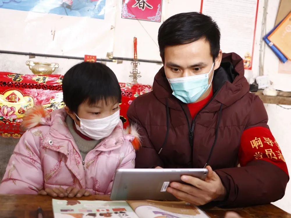 圖為李海強在指導建檔立卡貧困學生線上學習他的焦急源於自己的幫扶