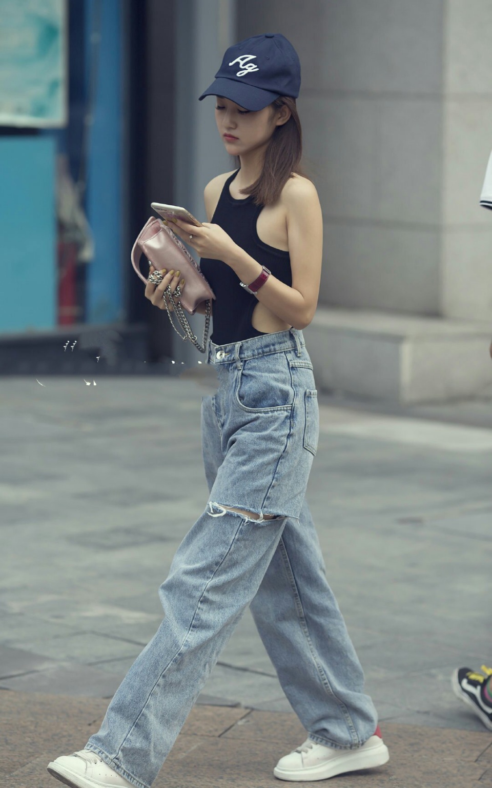 美女街拍:高冷范的小姐姐,紧身牛仔裤的穿搭,女神范儿十足