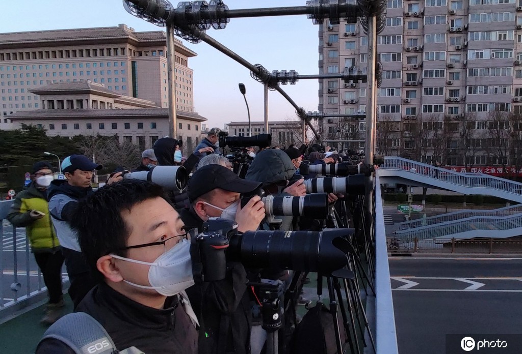 北京:木樨地天桥拍摄“长安街悬日”-搜狐大视野-搜狐新闻