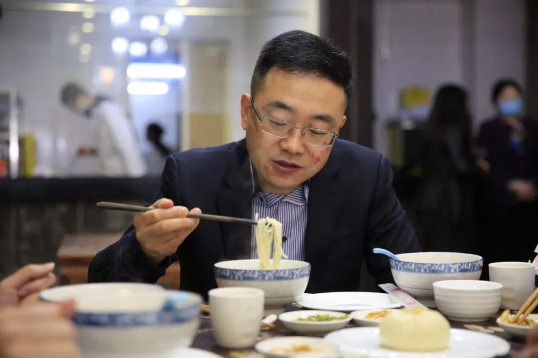 关注区委副书记区长何庆带头下馆子了