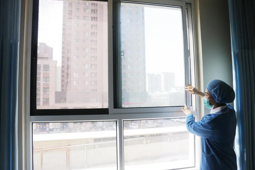 院内开窗通风(每天各楼层开窗通风30-60分钟)住院区床旁擦拭院内使用