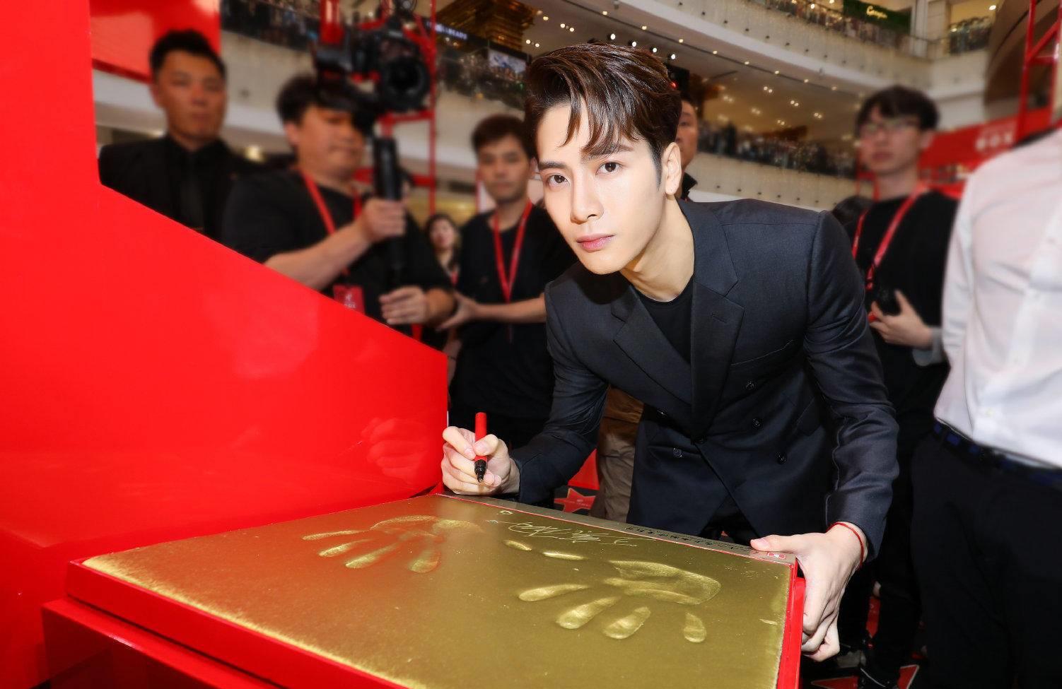 王嘉尔回应粉丝自称chinese微博ins不停表态政治立场坚定