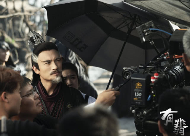 车晓在剧中饰演李瑾容,是周翡的母亲,曾深陷丧父之痛.