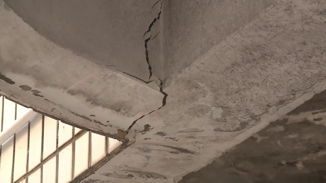 厦门一栋7层楼加装电梯后地基下陷!墙体开裂,电梯外倾.