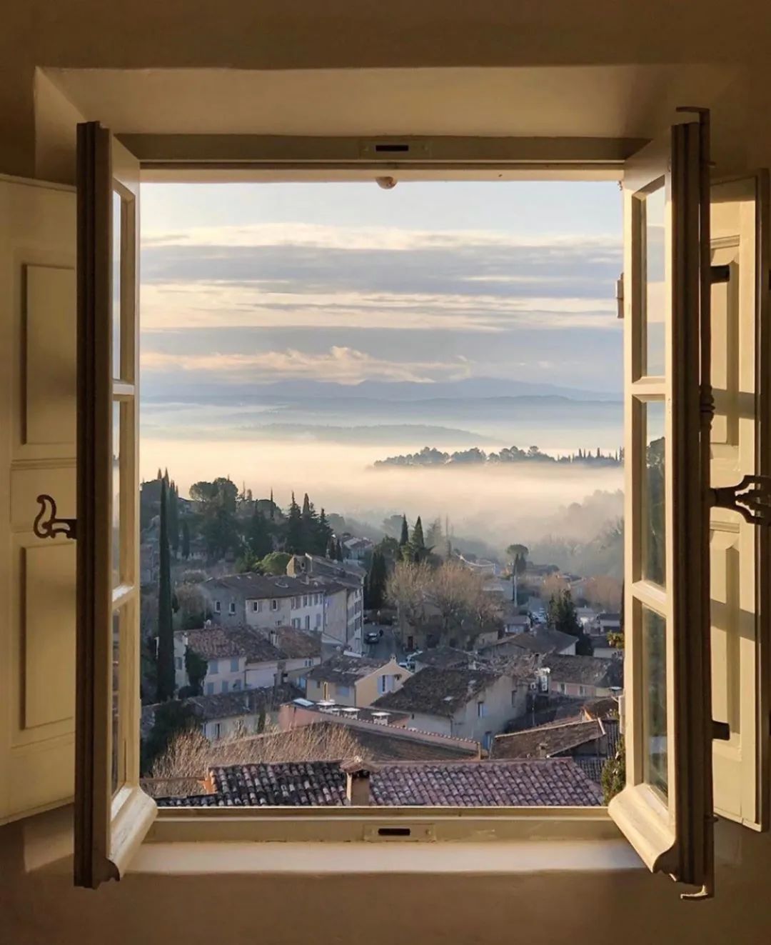 头像背景图(窗外看景)_版权