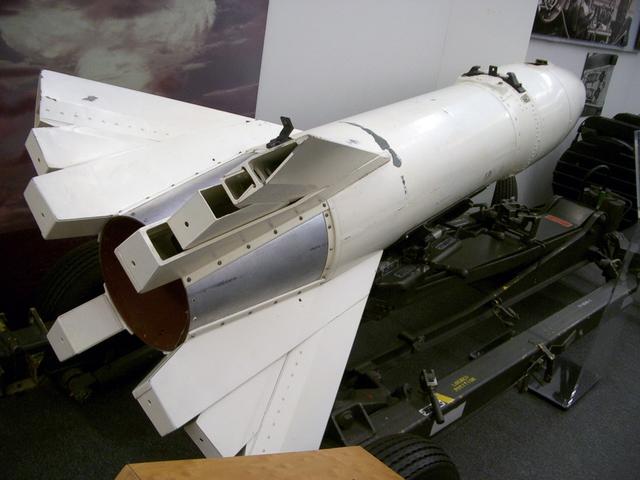 精度不够威力来凑疯狂的妖怪空对空核火箭弹