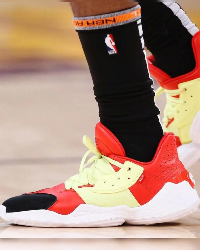 nba球员上脚:哈登4代超多配色,他还穿锐步球鞋缅怀科比!