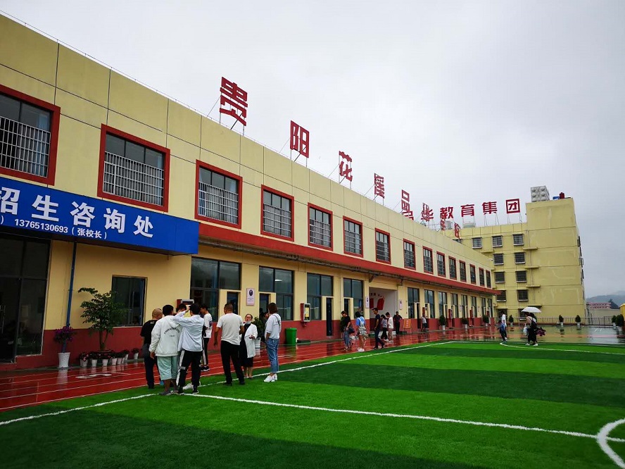 花溪区委常委,宣传部部长卢代康到花溪区品华中学调研