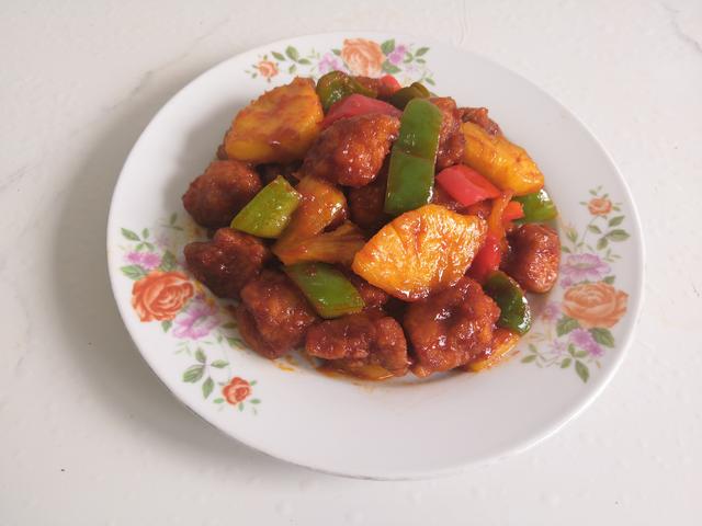 原创上海妈妈教你做一道外皮酥脆的咕咾肉红绿相间酸甜开胃