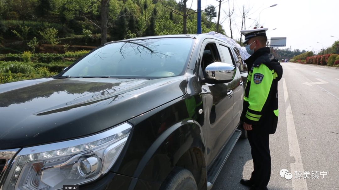 无牌无证驾驶员有残疾交警劝返拦车送回