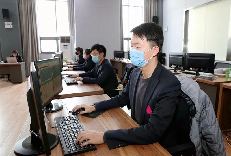 在银川市公共交通有限公司的调度室内,员工们认真记录所有线路上的