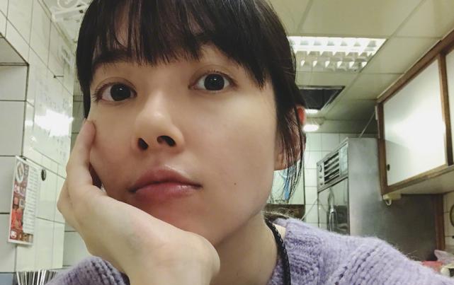 郭碧婷路边店吃美食太接地气留刘海纯素颜出镜向佐用爱心表白