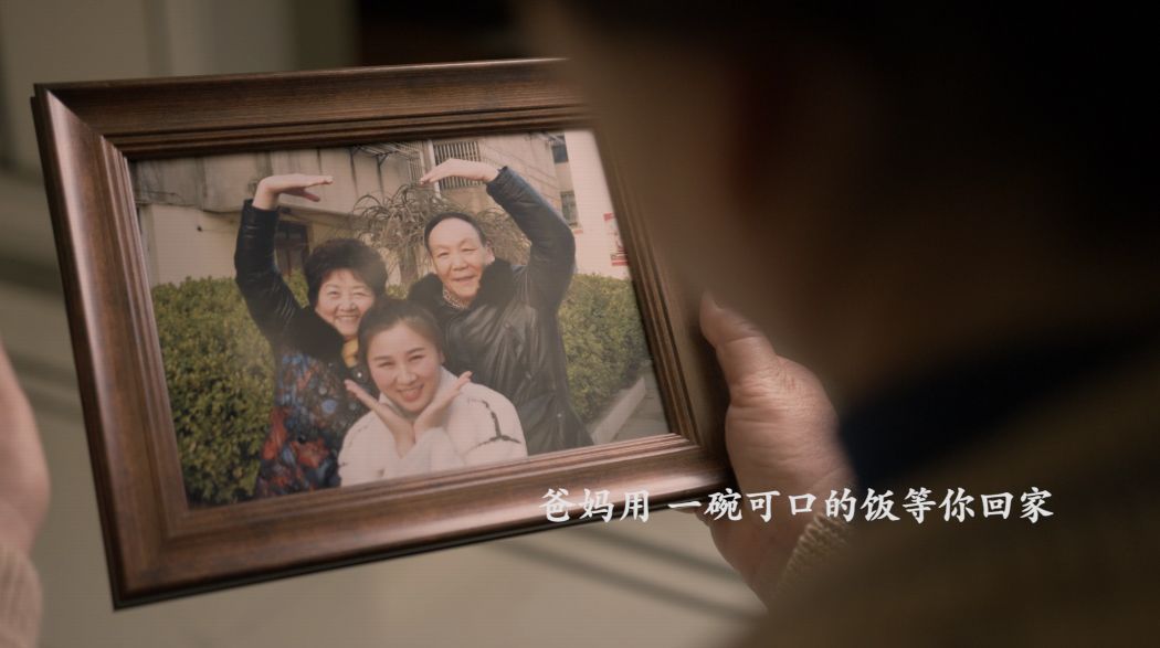 说不定等你一醒啊,妈妈就在旁边了孩子用一个温暖的拥抱等你回家加油