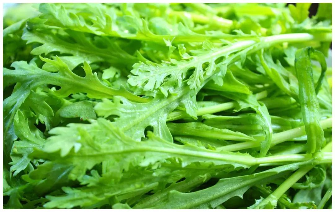 有的人则因为茼蒿的气味而恰恰相反,更多的人,仅仅在吃火锅和麻辣烫时