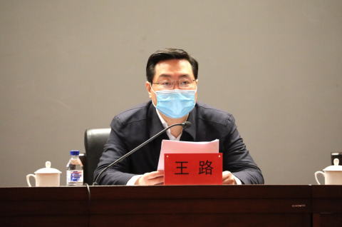 会议由区党工委副书记,管委会主任曲国辉主持.