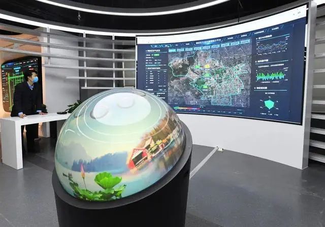 图为在海淀(中关村科学城)城市大脑展示体验中心工作人员操作相关设备