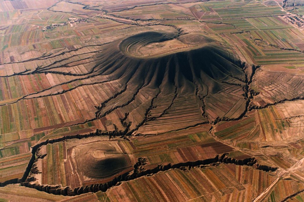 大同火山群是我国第四纪火山群,根据火山外部形态特征,分为穹窿状,壳