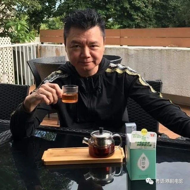香港艺人艾威13年来效力tvb决心离巢做抖音网红挣钱