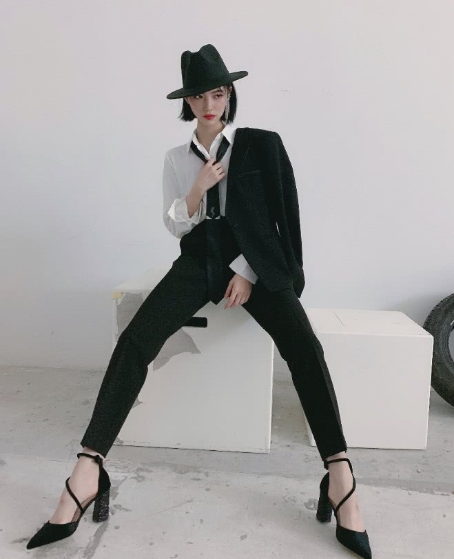 国民村花许佳琪人气小花门面担当铅笔腿超吸睛